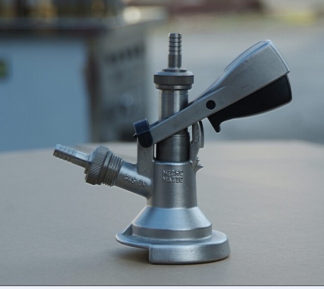 A type coupler for beer keg